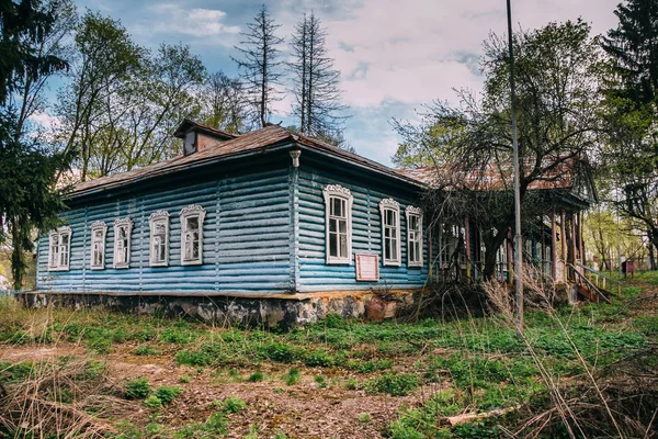 俄罗斯废弃的带有木刻窗框的农村老房子 — 图库照片