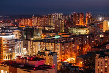 Gece Voronej havadan şehir manzarası çatıdan. Yerleşim alanı.