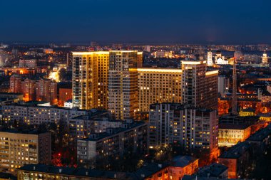 Gece Voronej havadan şehir manzarası çatıdan. Yerleşim alanı.