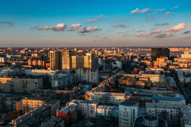 Akşam Voronezh 'in şehir merkezindeki hava manzarası..