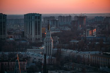 Voronezh 'in akşam şehir merkezindeki hava görüntüsü, kapatın..