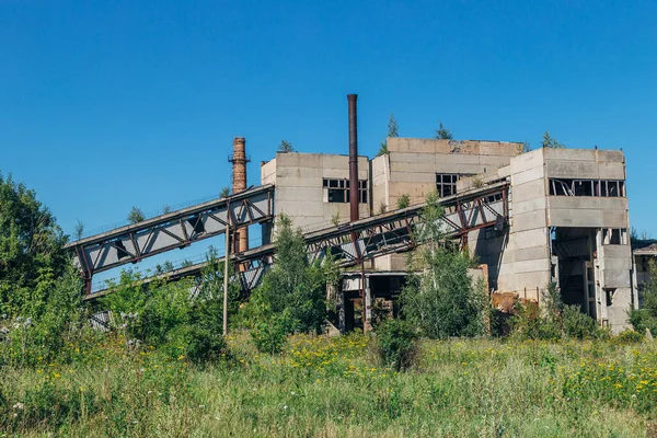 Alte Überwucherte Verlassene Fabrik Aus Stahlbeton — Stockfoto