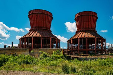 Eski paslı, terk edilmiş soğutma kulesi..