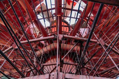 Eski paslı, terk edilmiş soğutma kulesi..