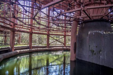 Eski paslı soğutma kulesinin içinde. Soyut sanayi geçmişi.