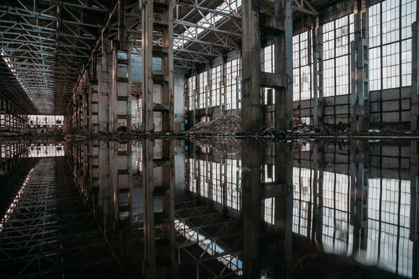Wewnątrz Zalanego Brudem Opuszczonego Zrujnowanego Budynku Przemysłowego Odbiciem Wody — Zdjęcie stockowe