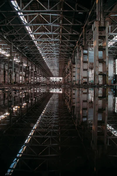 Binnenkant Van Overstroomde Vuile Verlaten Industriële Gebouw Met Waterreflectie — Stockfoto