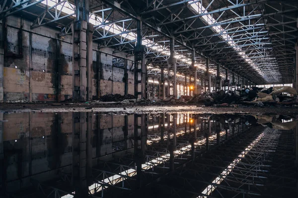 Внутри Затопленного Грязного Заброшенного Промышленного Здания Отражением Воды — стоковое фото