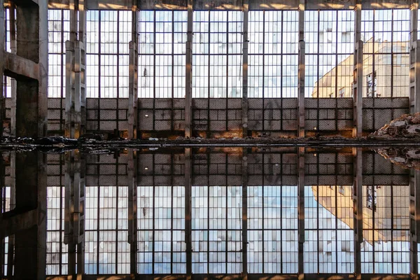 Dentro Edifício Industrial Arruinado Abandonado Sujo Inundado Com Reflexão Água — Fotografia de Stock