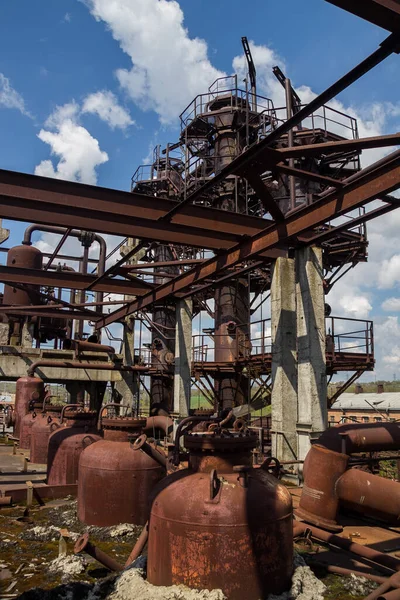 废弃的废弃化工厂 带有生锈的罐体和管道 — 图库照片