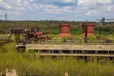 Eski paslı terk edilmiş sanayi bölgesi.