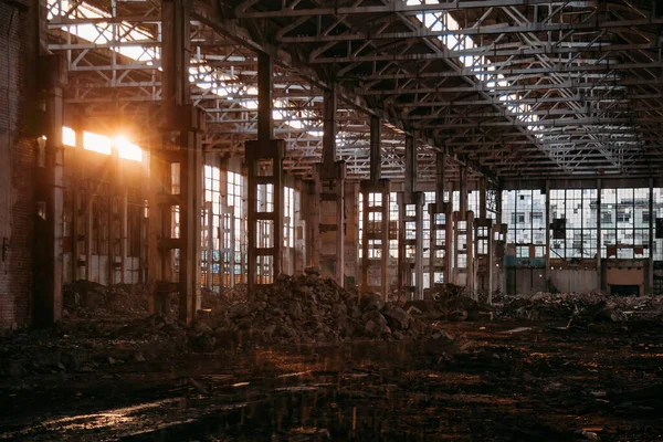 ヴォロネジ掘削機工場の大廃工業ビルの夕焼けの日差し — ストック写真