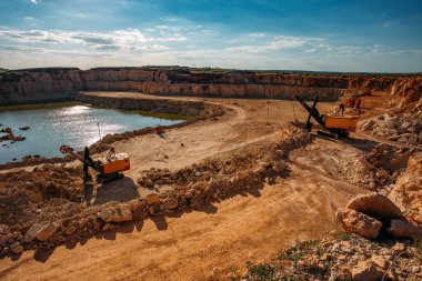 Su altındaki taş ocağında kireç taşı madenciliği üzerinde çalışan kaşifler.
