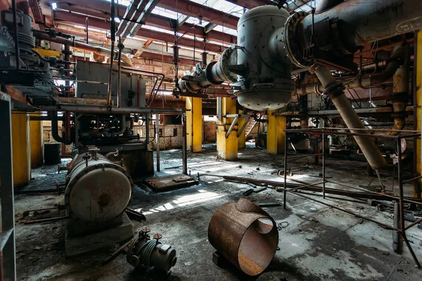 Старые Ржавые Промышленные Резервуары Соединенные Трубами Клапанами Заброшенном Химическом Заводе — стоковое фото