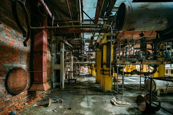 Oude Roestige Industriële Tanks Verbonden Door Buizen Verbonden Met Kleppen — Stockfoto