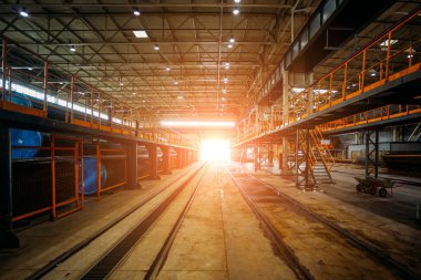 Büyük bir depo ve yük treni yükü için demiryolu var..