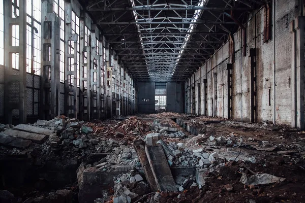 Abandonado Grande Salão Industrial Com Lixo Espera Demolição Antiga Fábrica — Fotografia de Stock