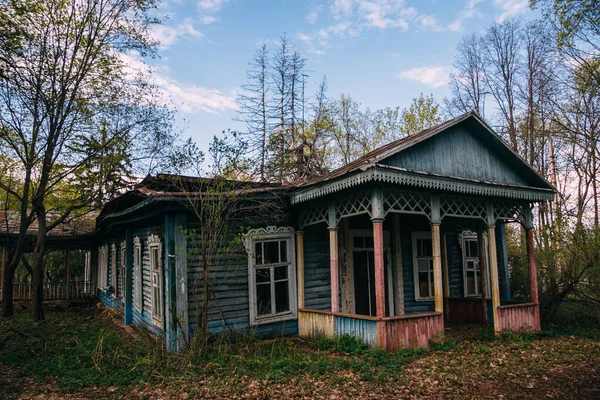 Velha Casa Rural Russa Abandonada Com Molduras Esculpidas Madeira — Fotografia de Stock