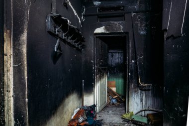 Yangının sonuçları. Evin içi yanmış. Yanmış duvarlar ve siyah kurum içinde tavan..