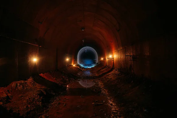 Ciemne Brudne Zalane Opuszczony Sklepiony Tunel Odwadniający — Zdjęcie stockowe