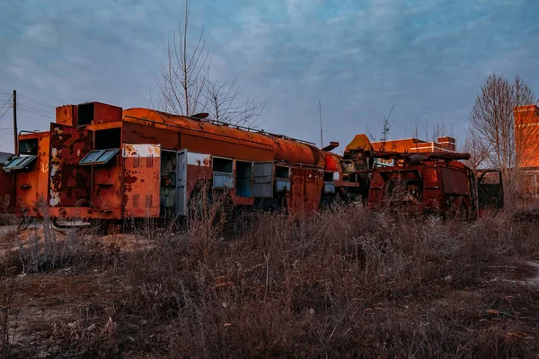 黄昏时分 旧锈迹斑斑的废弃苏联消防车 — 图库照片