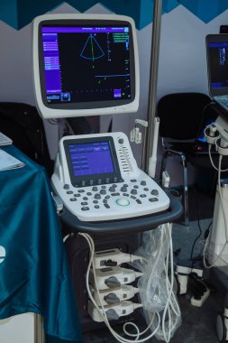 Sonografi tespiti kliniğinde modern ultrason makinesi.