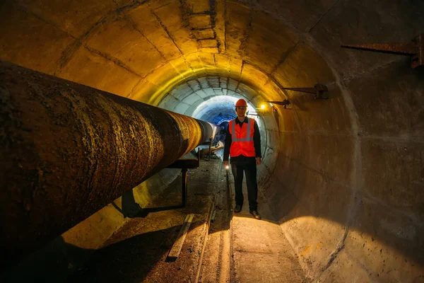 Тоннельщик Изучает Трубопровод Подземном Тоннеле — стоковое фото
