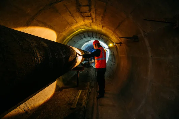 Pracownik Tunelu Bada Rurociąg Tunelu Podziemnym — Zdjęcie stockowe