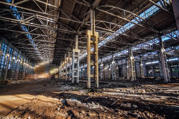 Övergiven Stor Industrihall Med Skräp Väntar Rivning Tidigare Voronezh Grävmaskinsfabrik — Stockfoto