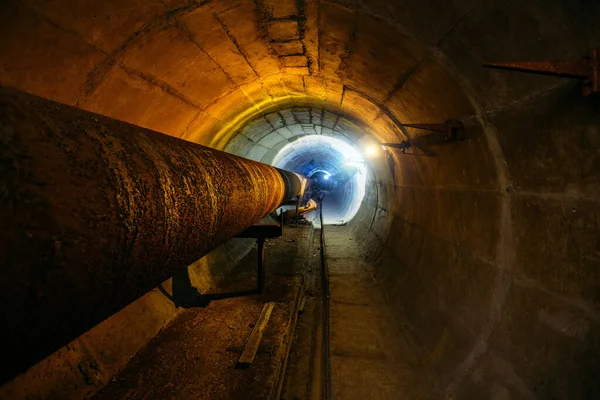 Okrągły Betonowy Podziemny Tunel Systemu Kanałów Grzewczych Rdzawymi Rurami — Zdjęcie stockowe