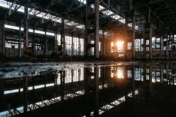 Inuti Översvämmade Smutsiga Övergivna Förstörda Industribyggnad Med Vatten Reflektion — Stockfoto