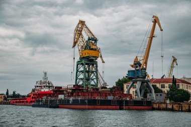 Kargo vincleri ve mavnalar deniz limanında.