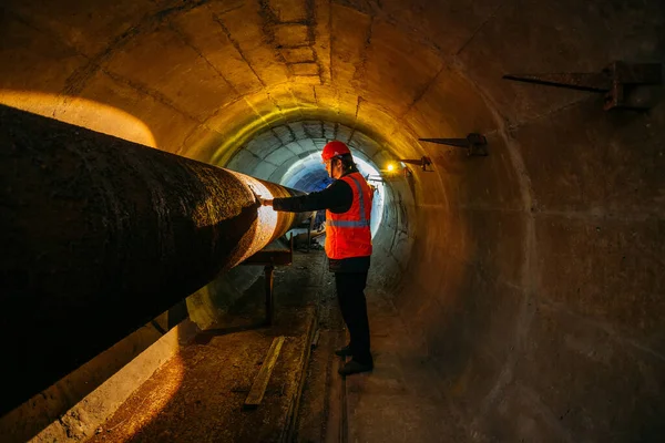 Pracownik Tunelu Bada Rurociąg Tunelu Podziemnym — Zdjęcie stockowe