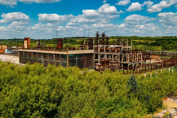 Verlaten Vergeten Verwoeste Chemische Fabriek Overwoekerd Door Planten Bomen Vanuit — Stockfoto