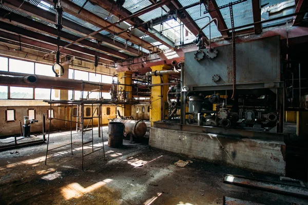 Viejos Tanques Industriales Oxidados Conectados Por Tuberías Conectadas Con Válvulas — Foto de Stock