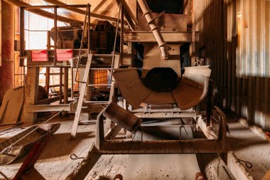 Eski kirli, terk edilmiş çimento fabrikası..