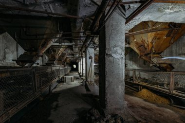 Terk edilmiş çimento ve beton fabrikası. Eski taşıyıcı ve paslı zıpzıp.