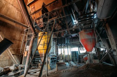 Terk edilmiş çimento ve beton fabrikası. Paslı sıçrayanlar.