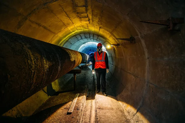 Tunnel Worker Examines Pipeline Underground Tunnel — Stock Photo, Image