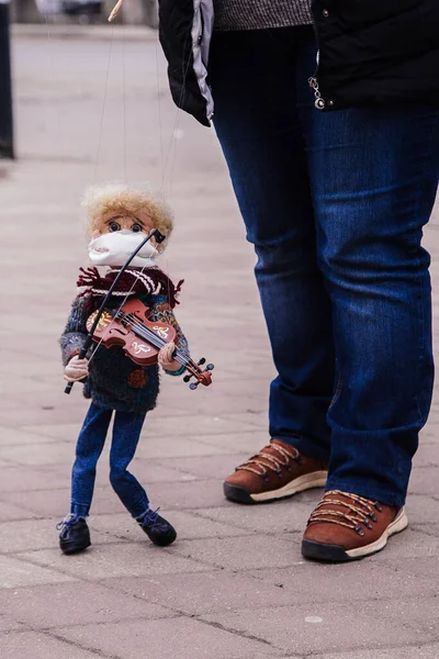 人形とおもちゃのバイオリンで保護マスクに対するコロナウイルス病 — ストック写真