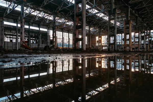 Inneren Eines Überfluteten Verlassenen Industriebaus Mit Wasserspiegelung — Stockfoto