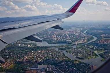 Moskova, Rusya 'nın hava manzarası, kanat yolculuğu kavramına sahip bir uçaktan.