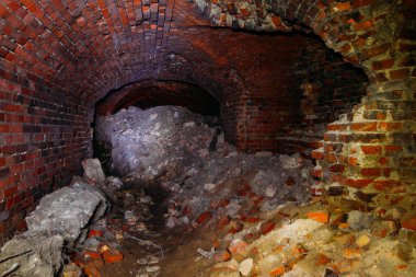 Eski yıkık dökük yeraltı kırmızı tuğlalı tarihi tünel.
