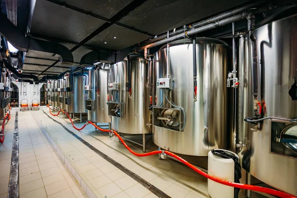 Produktionslinje för hantverksöl i privat mikrobryggeri — Stockfoto