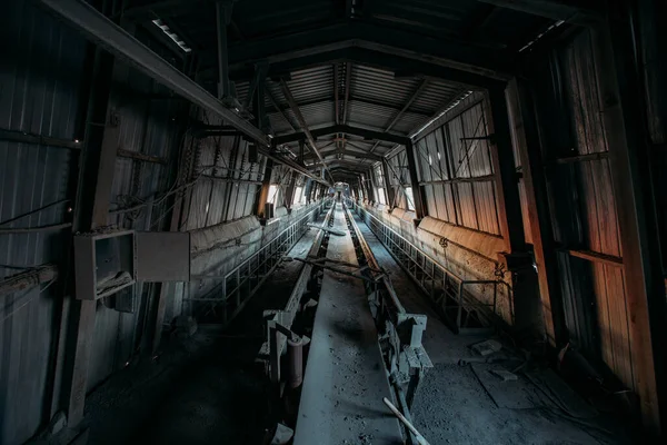 Verlaten cement- en betonfabriek. Oude roestige transportband in gang — Stockfoto