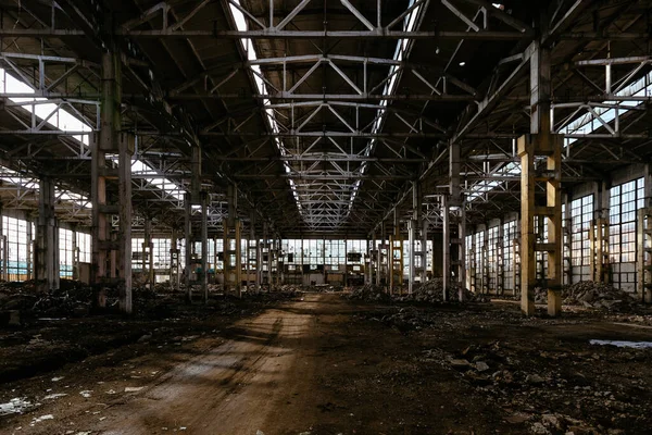 Övergiven stor industrihall i väntan på rivning. Tidigare Voronezh grävmaskinsfabrik — Stockfoto