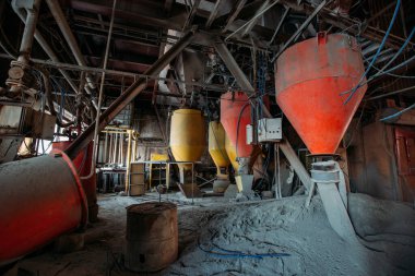 Terk edilmiş çimento ve beton fabrikası. Paslı sıçrayanlar.