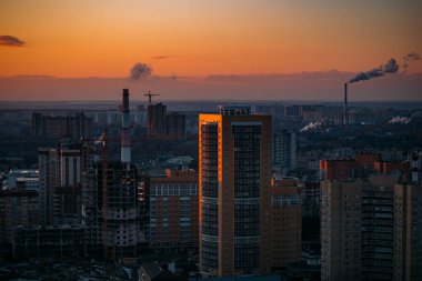 Voronezh 'de günbatımı. Modern yerleşim alanının havadan görünüşü.