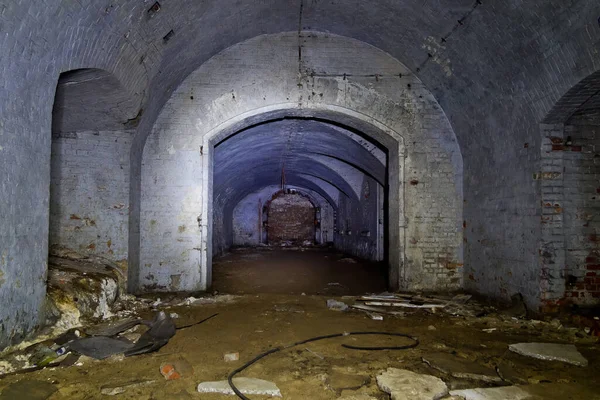 Couloir sombre du vieux fort prussien abandonné — Photo