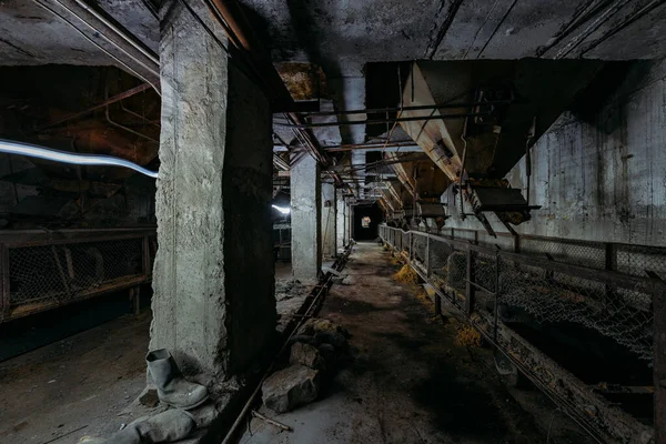 Fábrica Abandonada Cemento Hormigón Viejos Transportadores Tolvas Oxidadas — Foto de Stock